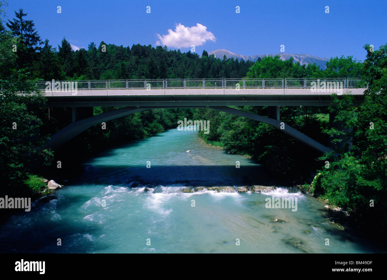 Slowenien, Juni 2009 - Brücke über den Sara-Fluss, auf dem Weg vom Bahnhof Lesce-Bled zum Bleder See. Stockfoto