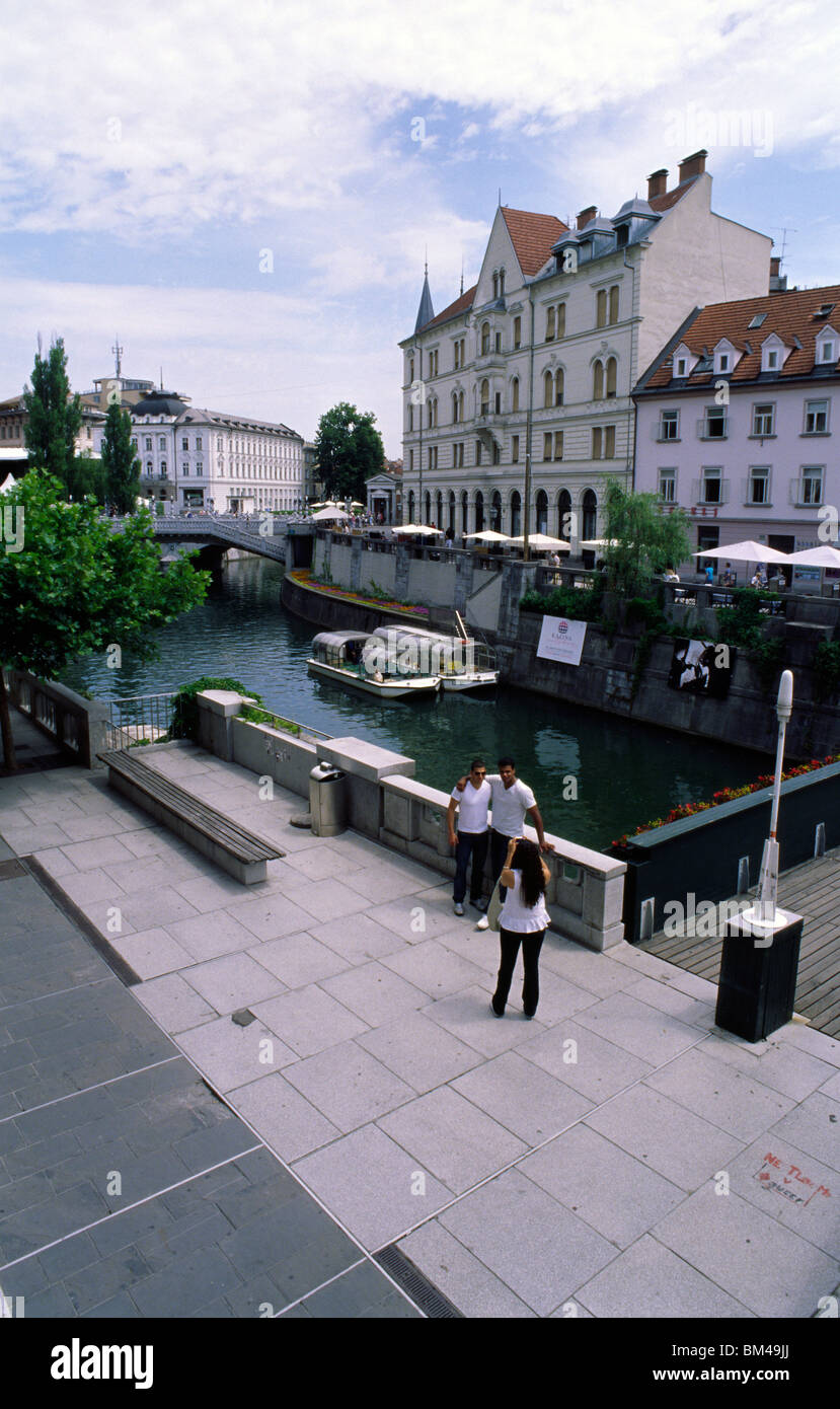 Ljubljana, Slowenien, 15. Juni 2009--Touristen Pose für ein Foto vor dem Fluss Ljubljanica durch Ljubljan fließt Stockfoto
