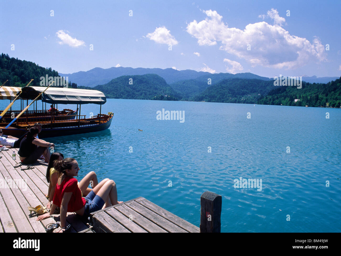 Slowenien, Juni 2009--Menschen auf See Bled die Sonne genießen. Stockfoto