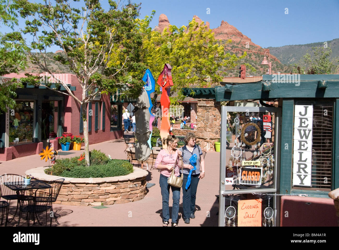 Kleines Einkaufszentrum mit Skulptur im Freien und Café Bestuhlung Haupt Straße Stadt Sedona Arizona USA Stockfoto