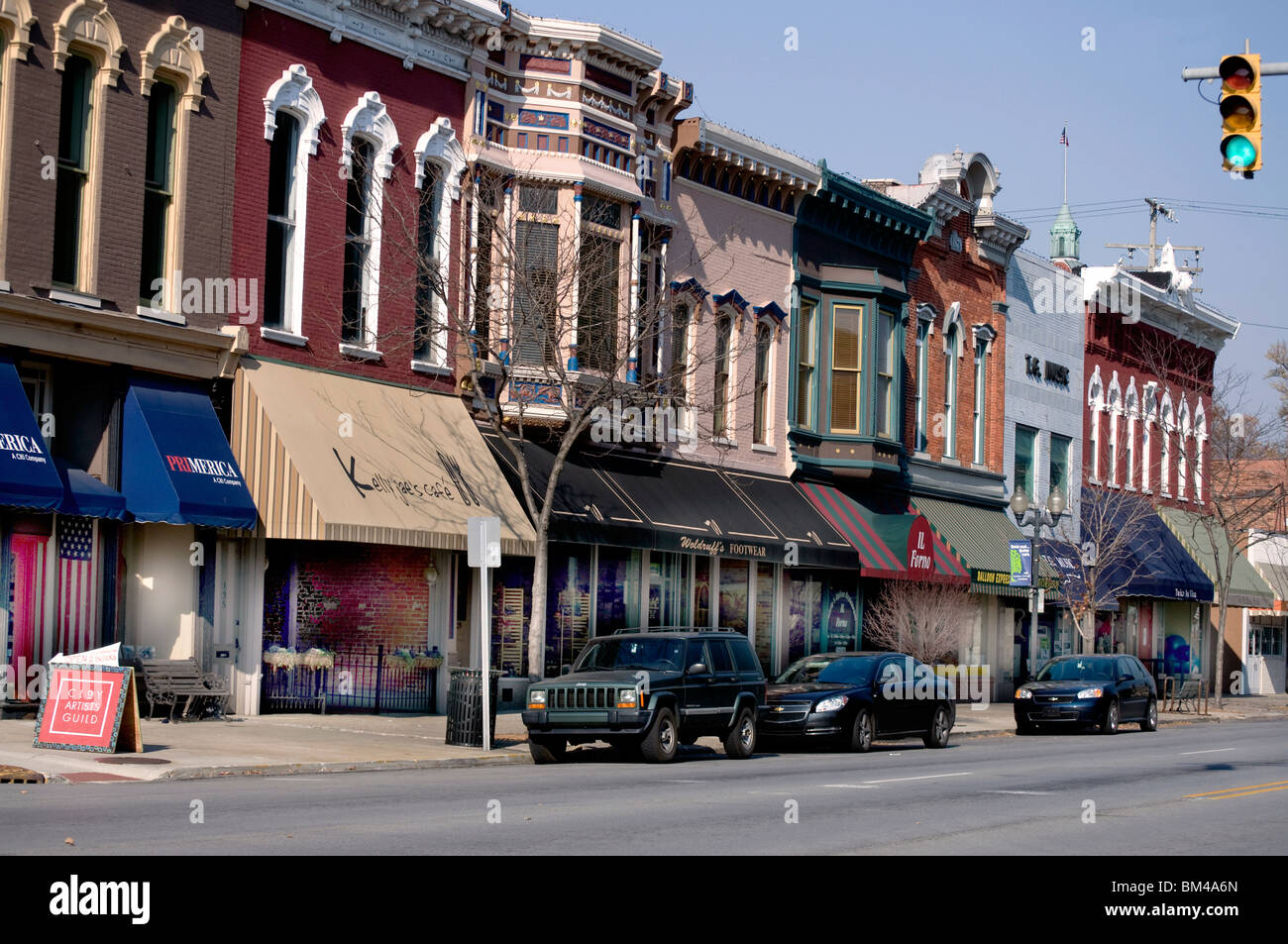Geschäfte in den historischen Gebäuden der Innenstadt von Goshen, Indiana. Stockfoto