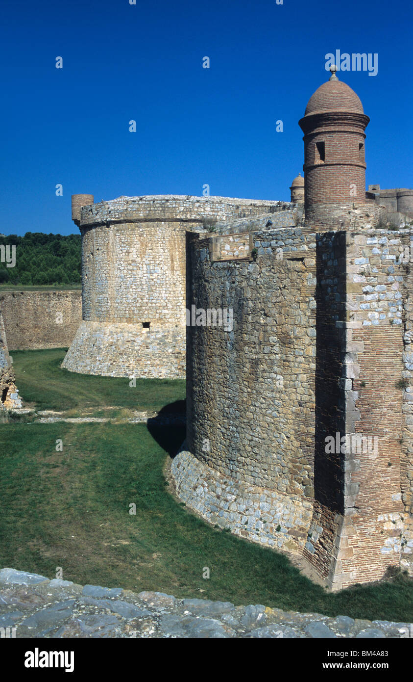 Ecke Turm & Graben, Festung Salses oder Fort (c15th), in der Nähe von Perpignan, Südwest-Frankreich Stockfoto