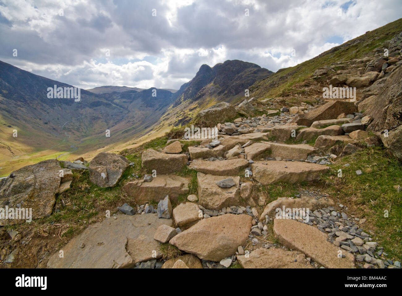 Der Gipfel der Heuhaufen ist das Ziel auf diesem Wanderweg bis zum Schnittpunkt der Scarth Lücke, Buttermere. Stockfoto