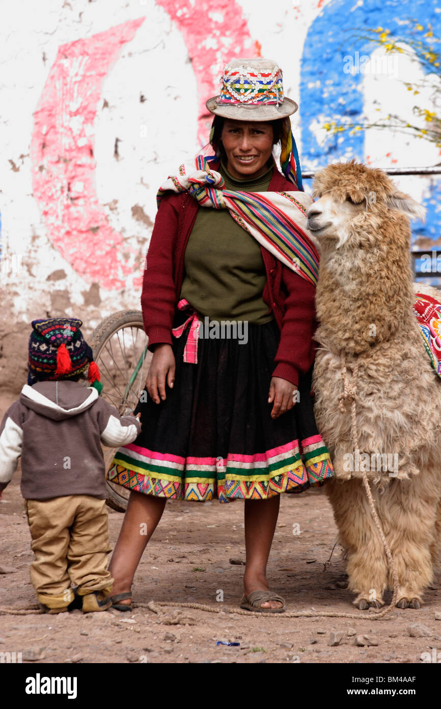 Quechua indische Mutter, Kind und Alpaka, "Heilige Tal", Peru, Süd-Amerika Stockfoto