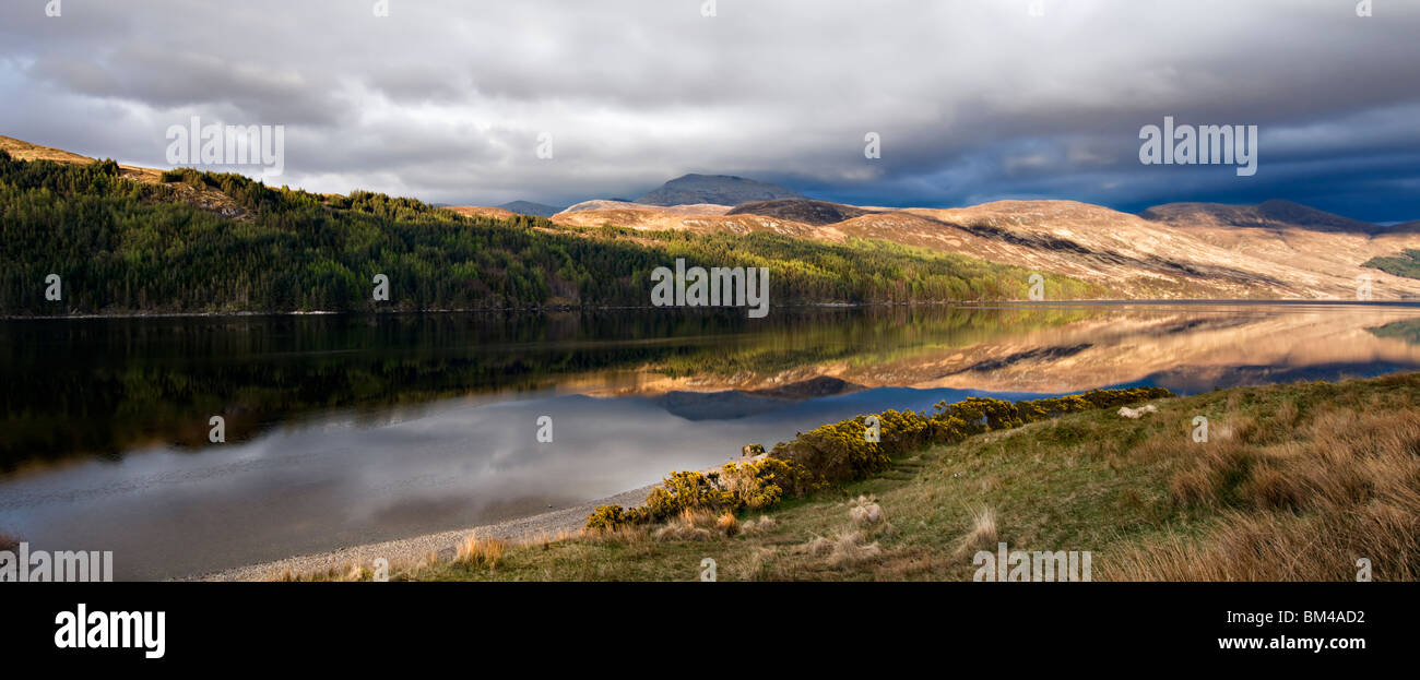 Panorama von Loch mehr im hohen Norden Schottlands im Stadtteil Sutherland entnommen A838 mit Reflexion Stockfoto