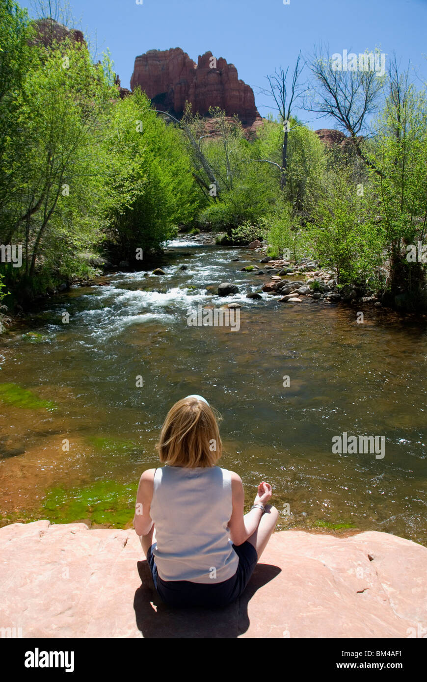 Frau, meditieren auf einem Vortex Punkt Oak Creek River Red Rock State Park nur außerhalb Sedona Arizona USA Kimberly Paumier Herr Stockfoto