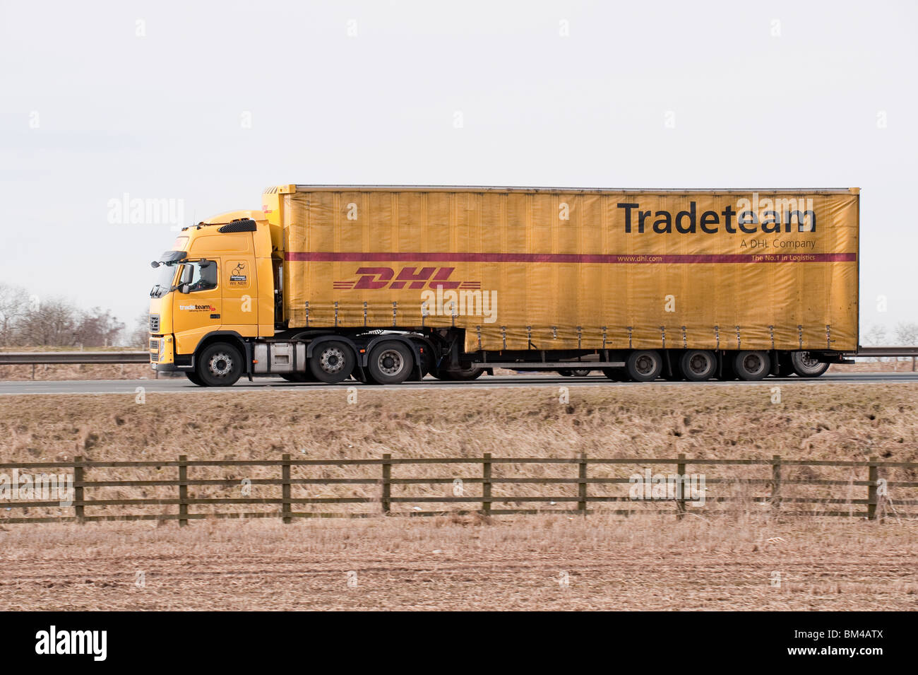 Ein Lkw Den Transport Von Gutern Fur Dhl Entlang Einer Autobahn Stockfotografie Alamy