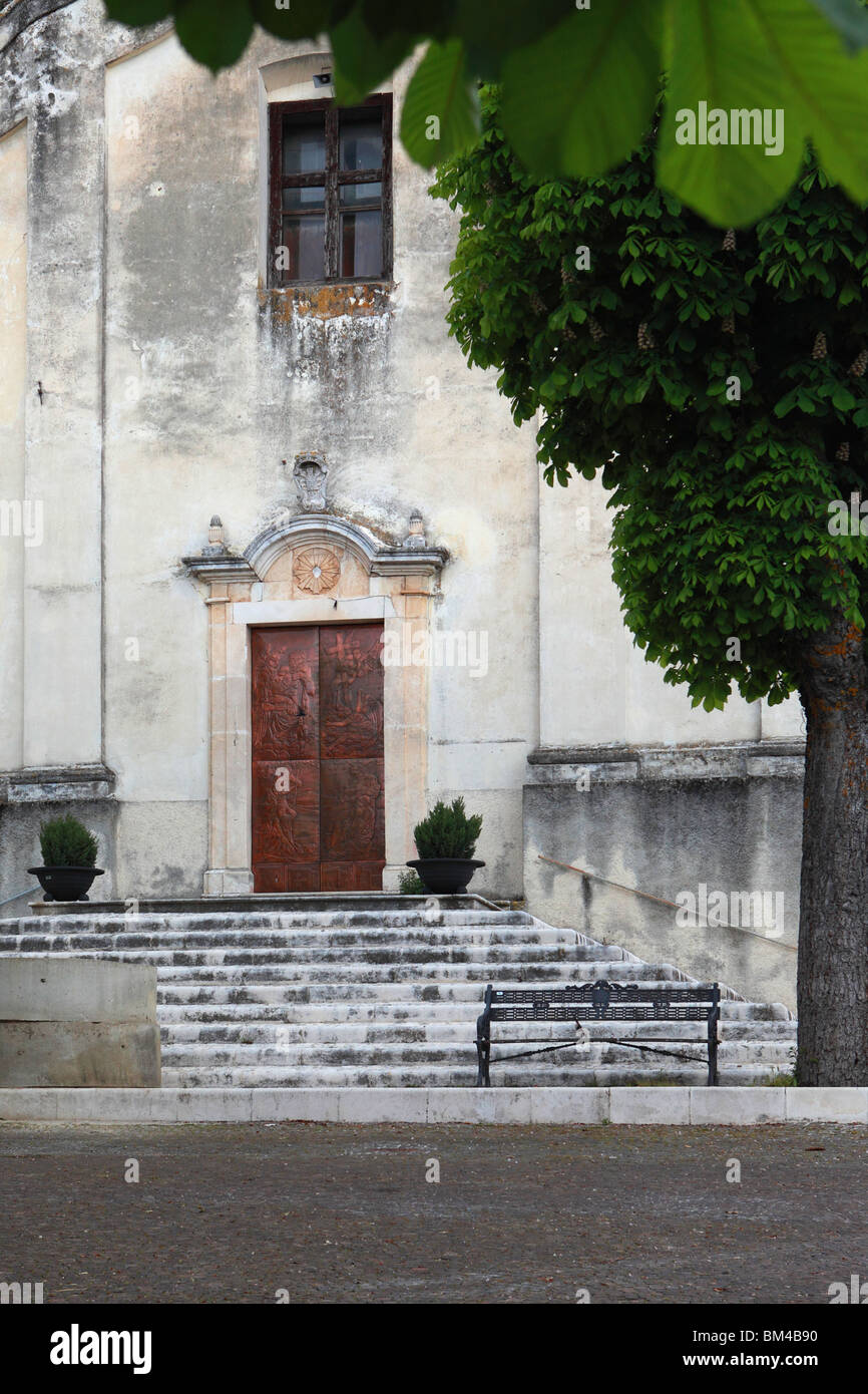Blick auf eine Kirche in Civitaretanga, Abruzzen, Italien, die wahrscheinlich seit Jahrhunderten unverändert geblieben ist Stockfoto
