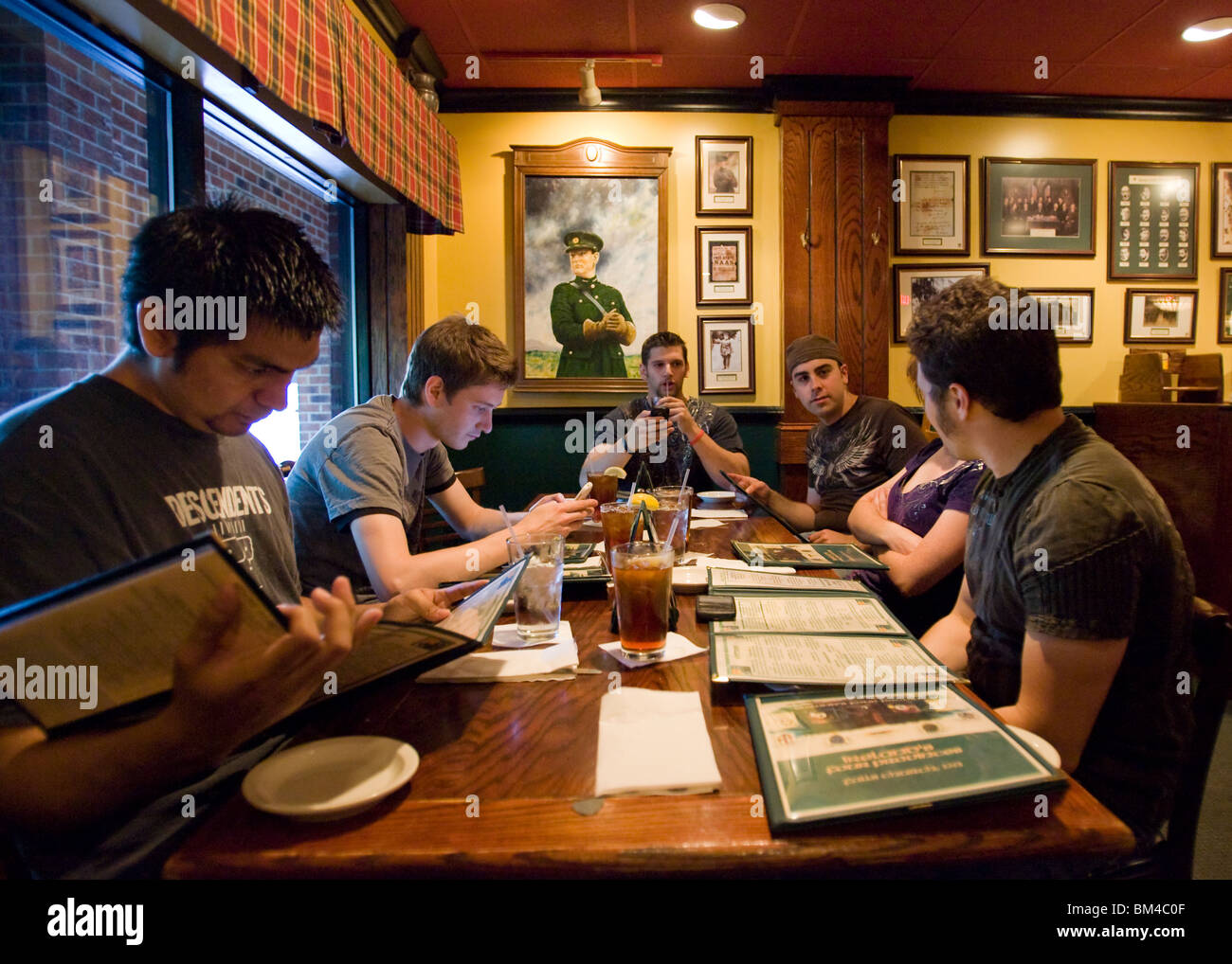 Jugendliche lesen Restaurant Speisekarte Stockfoto