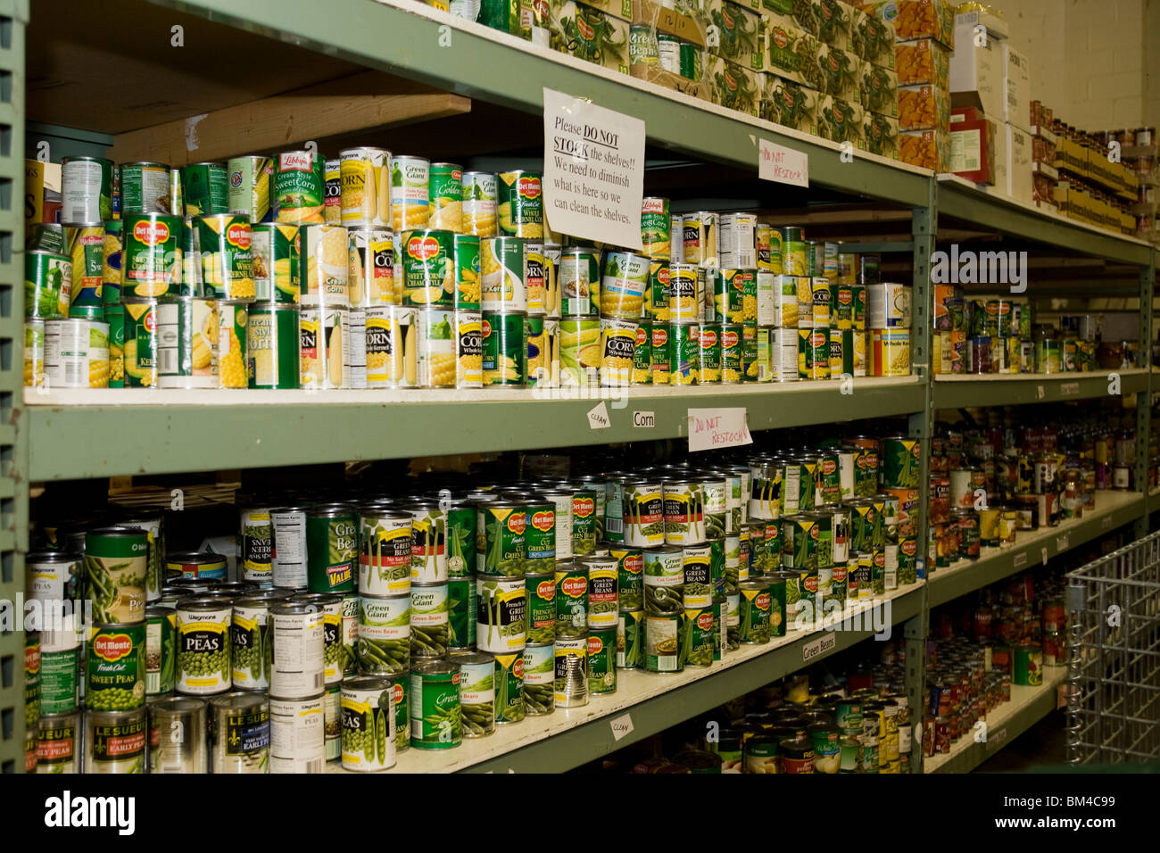 Konserven in Essen Bank Regalen Stockfoto