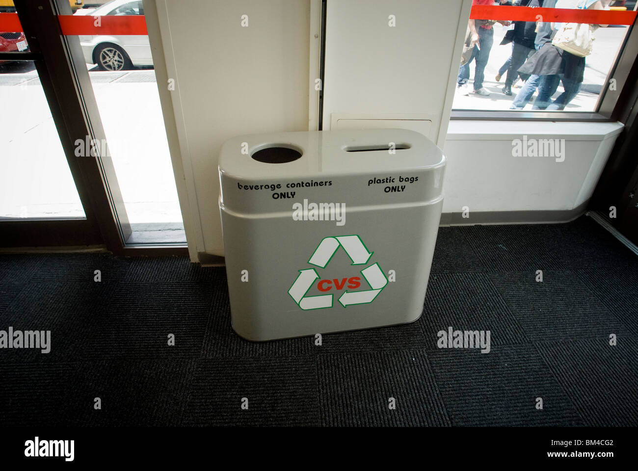 Ein Lagerplatz für das recycling Plastiktüten und Getränkeverpackungen sitzt am Eingang eine CVS-Apotheke Stockfoto
