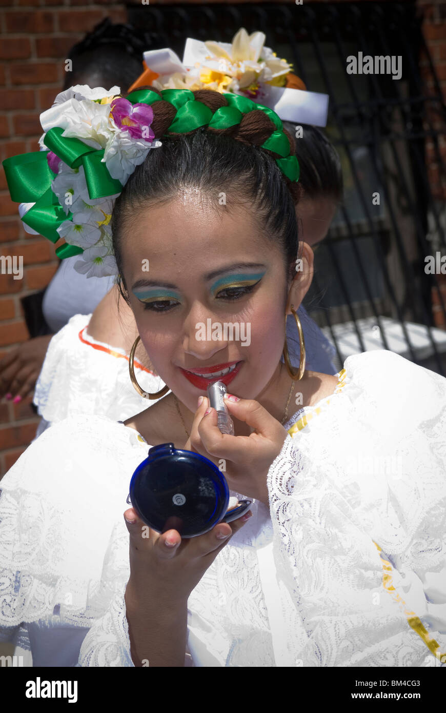 Eine Folk-Tänzerin bereitet ihr Make-up vor der ecuadorianischen Parade am Central Park West Stockfoto