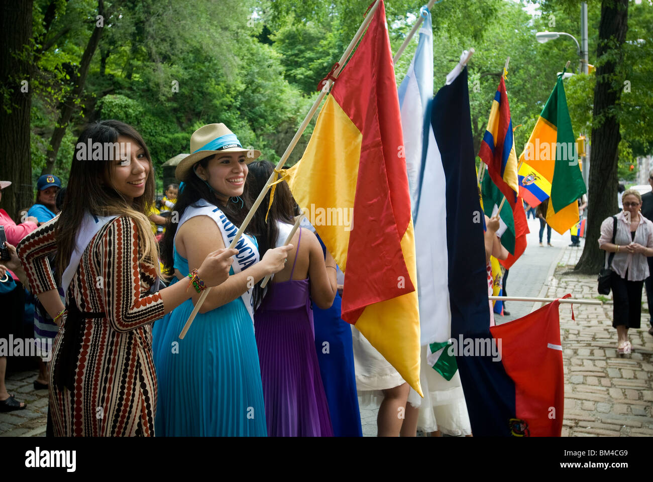 Teilnehmer mit ihren Fahnen vor der ecuadorianischen Parade am Central Park West in New York Stockfoto