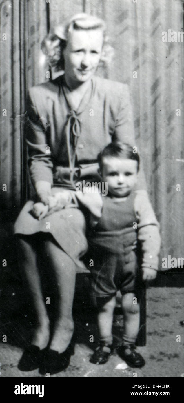 DONOVAN LEITCH - schottische Folk-Sängerin mit seiner Mutter im Alter von ca. 3 Stockfoto