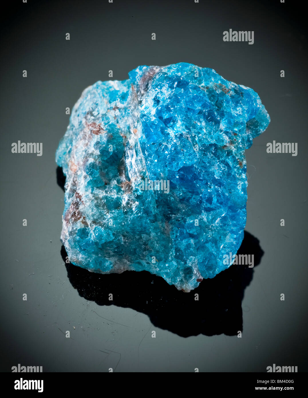 Ausschnitt eines Edelsteins blaue Apatit auf schwarzem Hintergrund Stockfoto