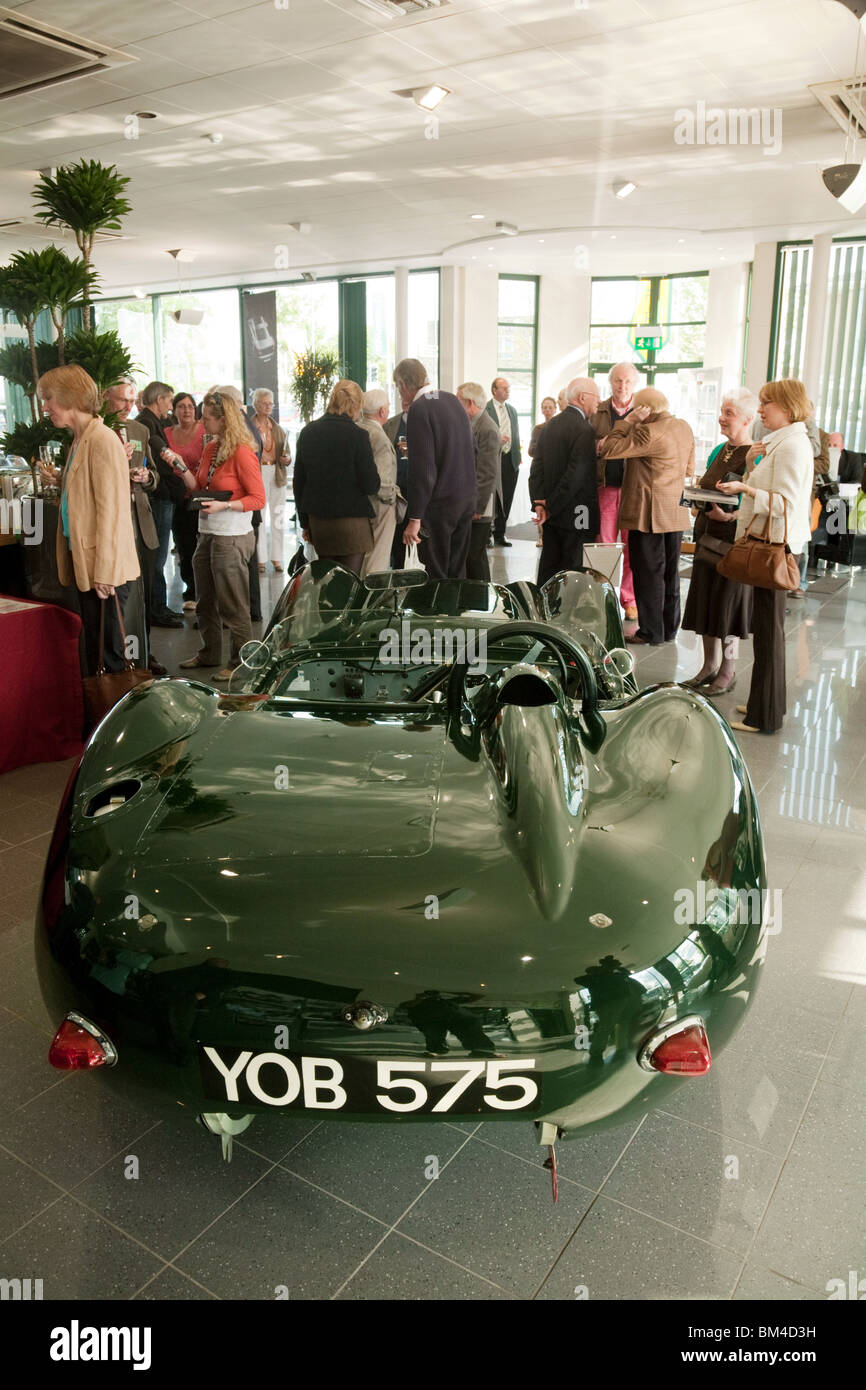 Berühmten Vintage Lister Jaguar-Sportwagen ausgestellt im Jaguar Autohaus, Marshalls Cambridge UK Stockfoto