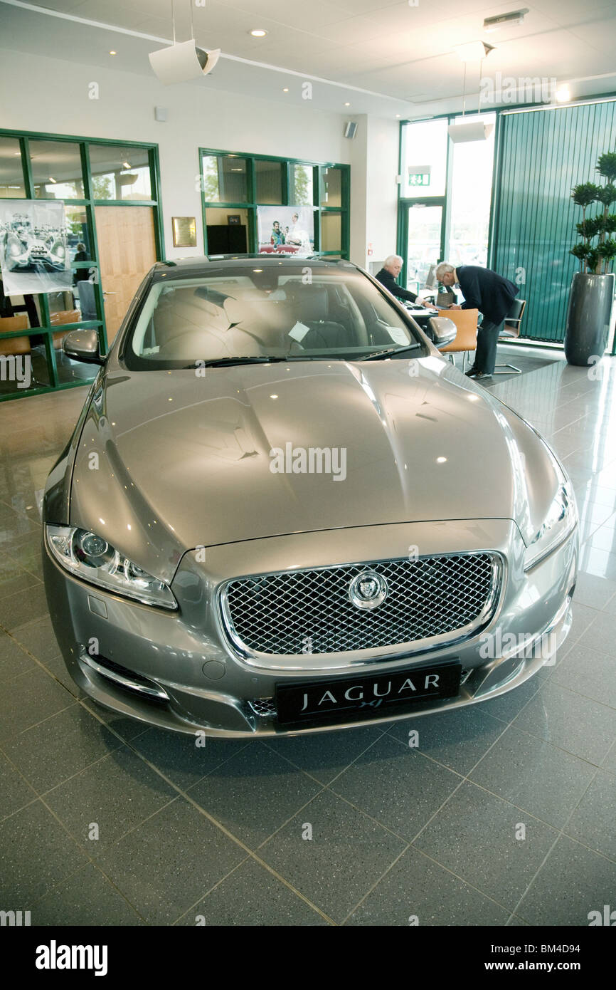 Die neu veröffentlichten Jaguar XJ Auto in Cambridge Autohaus, Marshalls Jaguar, Cambridge, UK Stockfoto