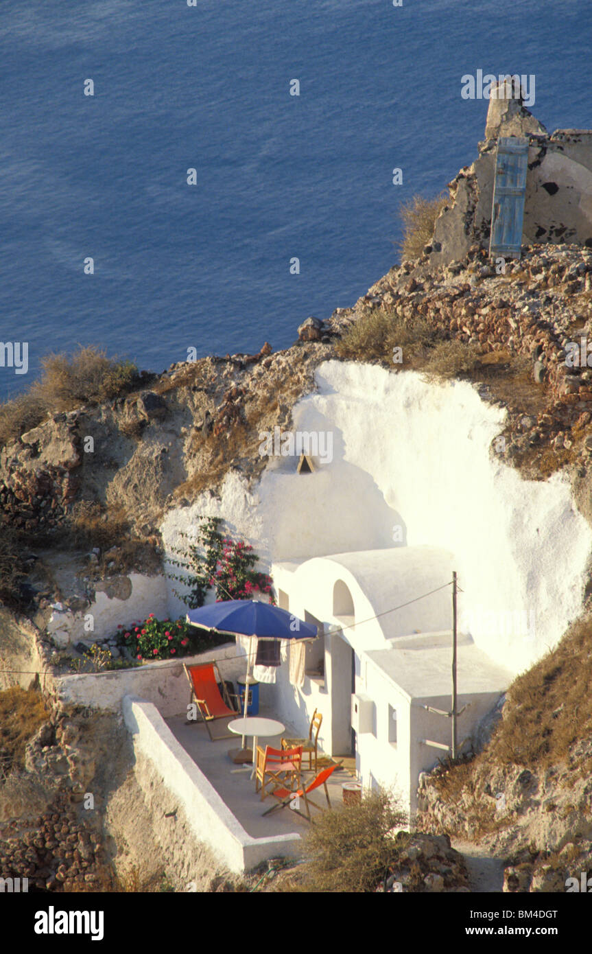 HAUS IN DEN FELSEN, OIA, SANTORIN, KYKLADEN, GRIECHENLAND Stockfoto