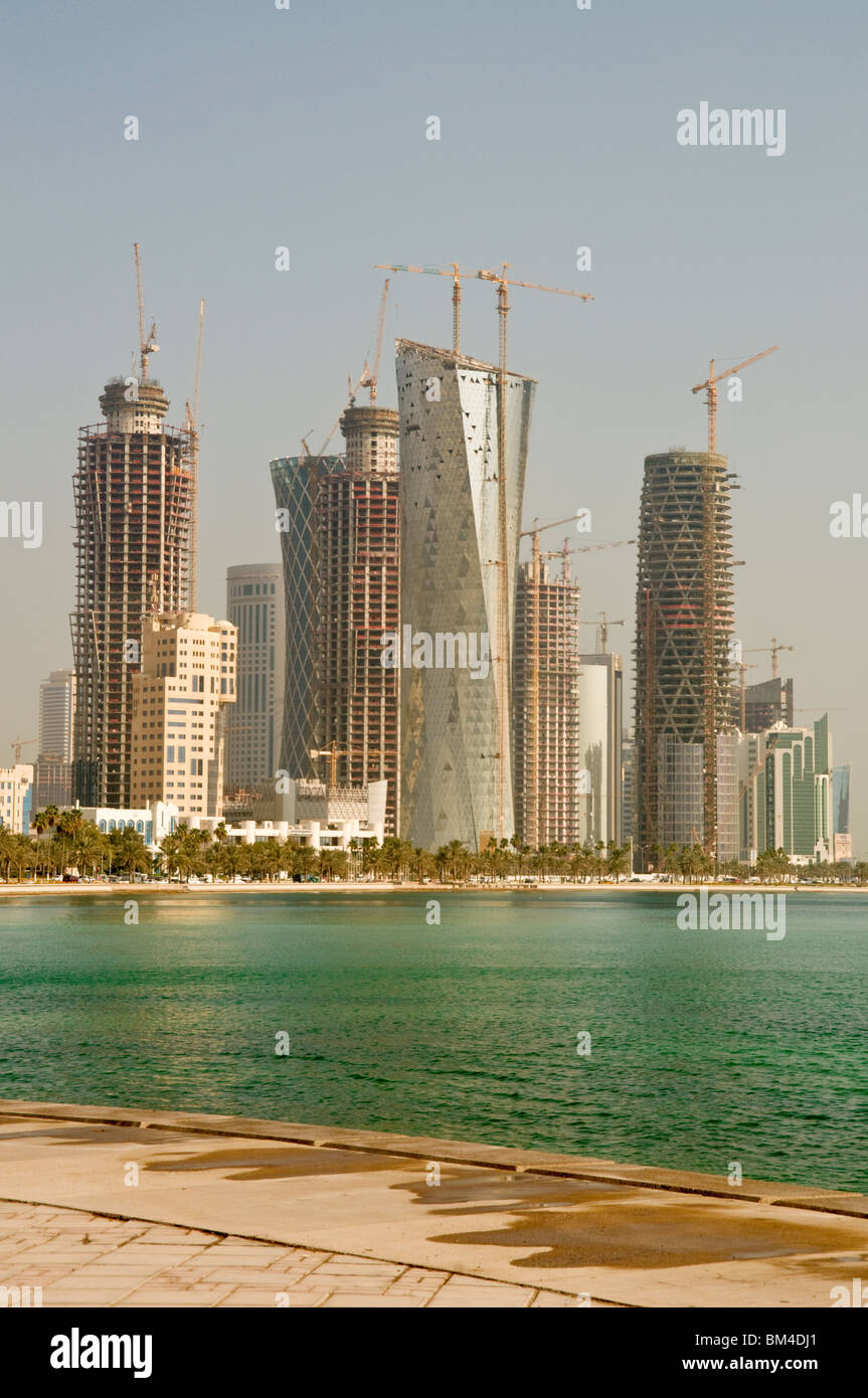Katar, Doha, Stadttürme über Doha Bucht mit Baukräne Stockfoto