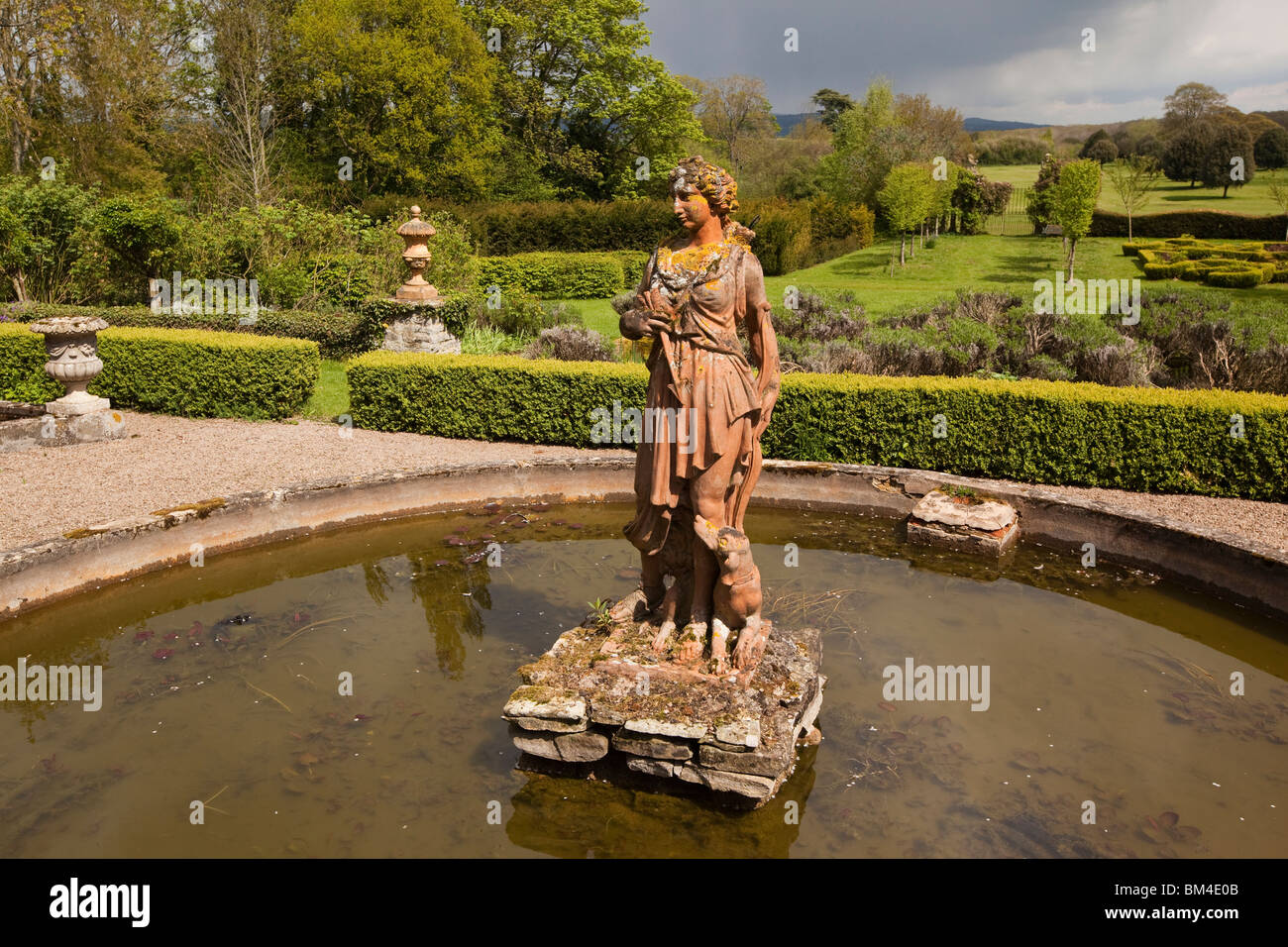 UK, Herefordshire, viel Marcle, The Hellens, historische Land Manor Haus Garten, Statuen im Teich Stockfoto