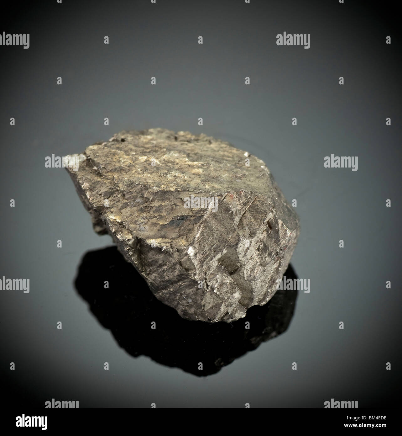 Ausschnitt aus einem Piryth Edelstein auf schwarzem Hintergrund Stockfoto