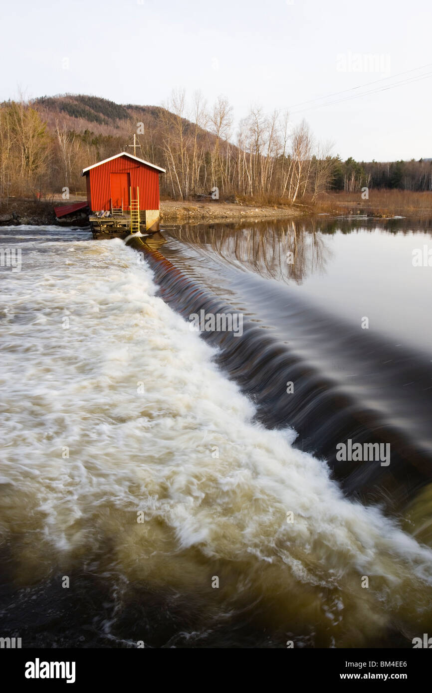 Eine Verdammung auf dem oberen Ammonoosuc River in Groveton, New Hampshire. Stockfoto