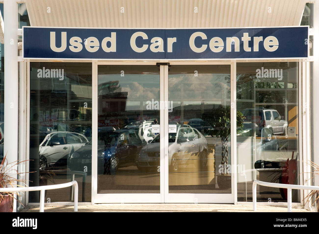 Eingang zu einem Gebrauchtwagen-Zentrum, Marshalls, Cambridge UK Stockfoto