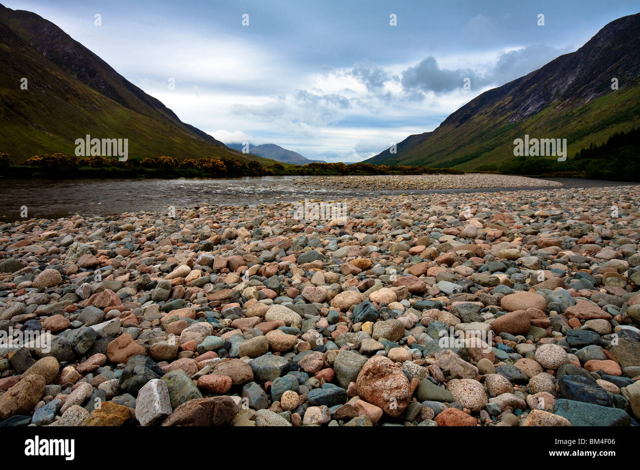 Stoney Ufer des Flusses Etive. Stockfoto