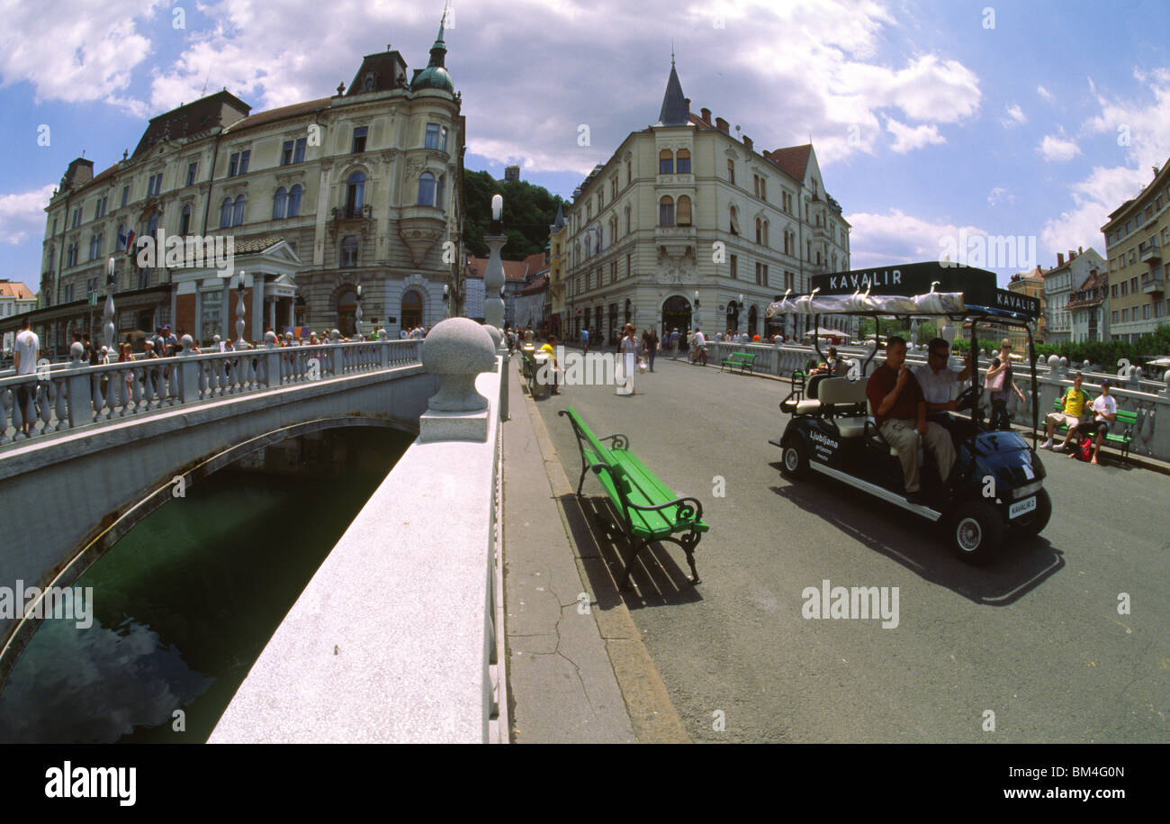 Ljubljana, Slowenien, 15. Juni 2009--"Kavalir" (Gentleman) Golf Cart Kreuze die Triple Bridge in Ljubljana. Stockfoto