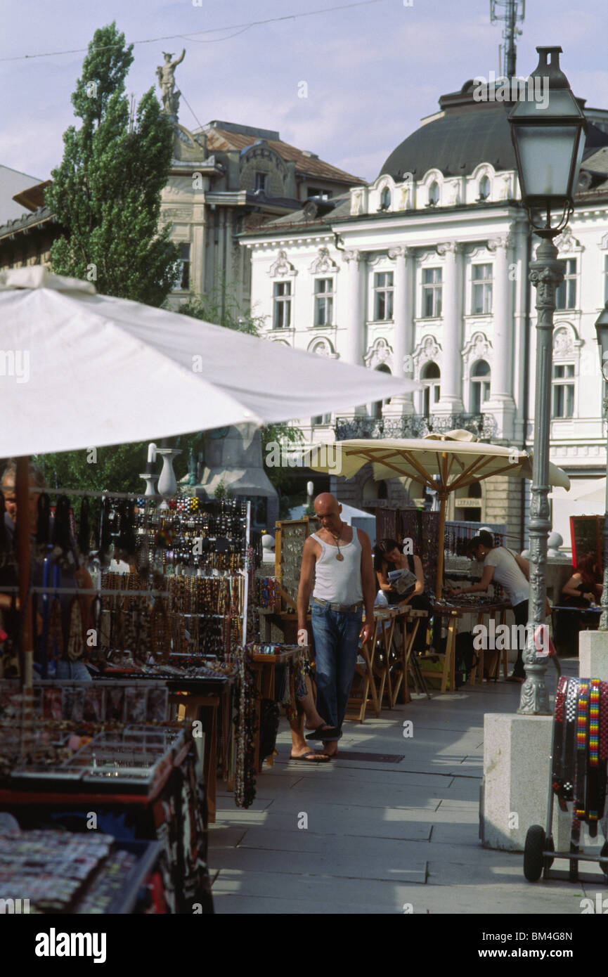 Ljubljana, Slowenien, 15. Juni 2009--Street (Cankarjevo Nabrezje) entlang des Flusses Ljubljanica. Stockfoto