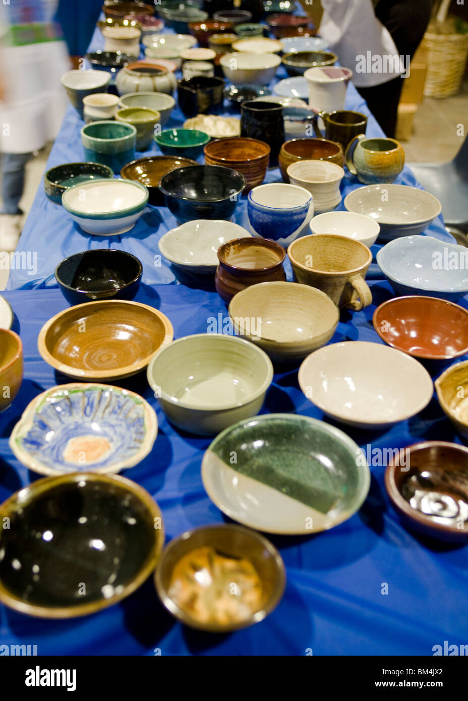 Tisch voll mit handgefertigten Keramikschalen Stockfoto