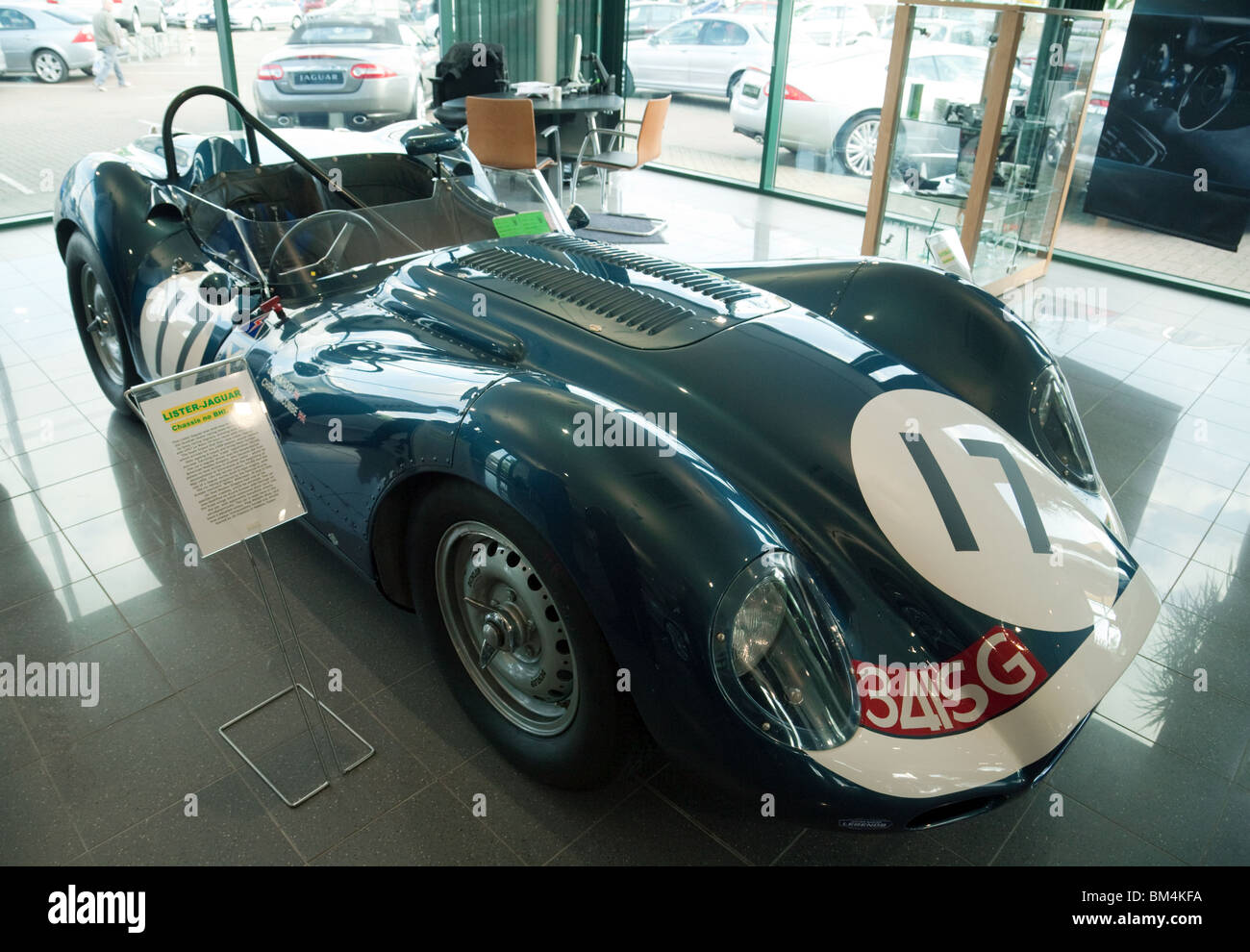 Berühmter klassischer Jaguar Sportwagen im Jaguar Händlerbetrieb Marshalls Cambridge UK Stockfoto