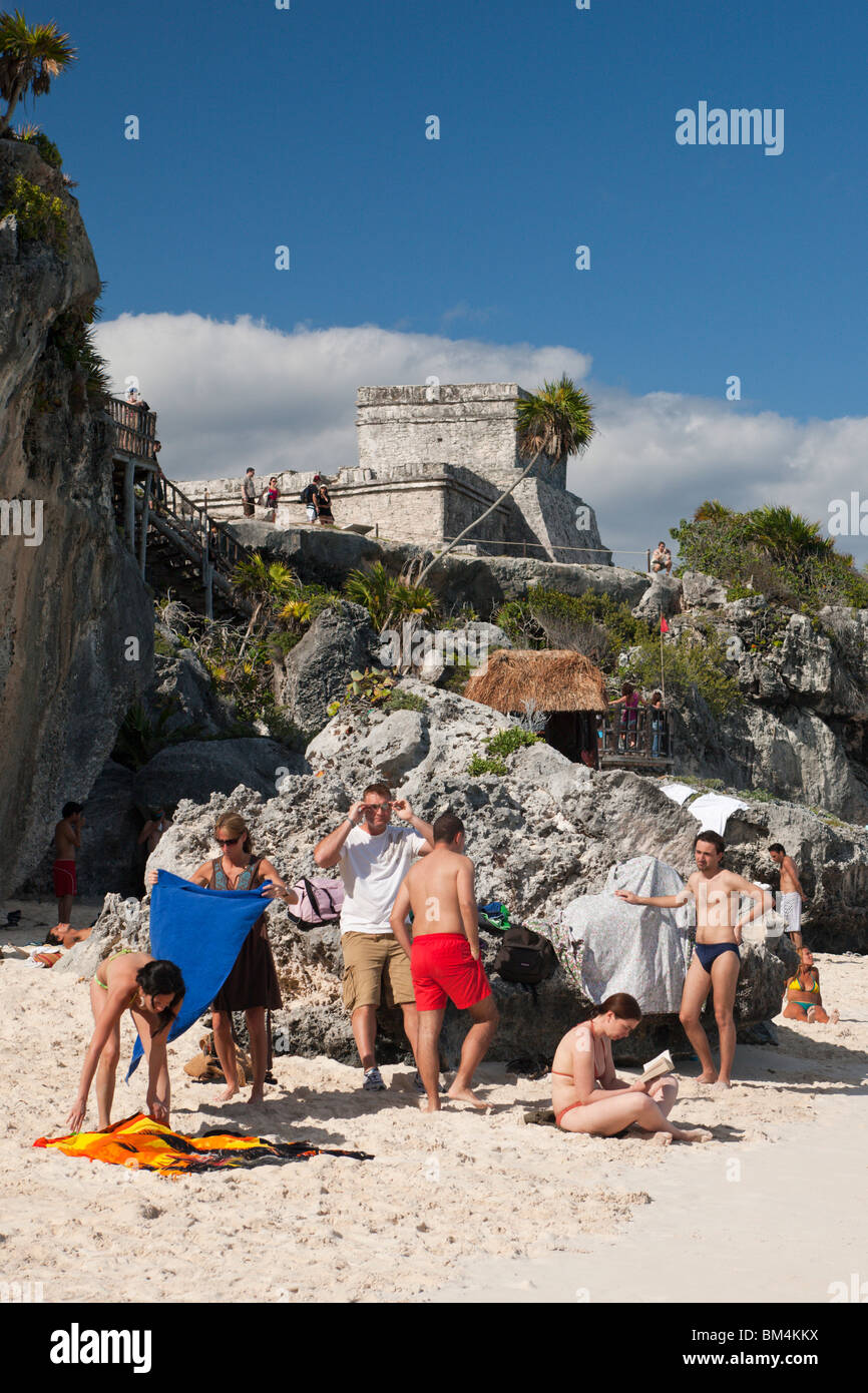 Tourist am Maya-Ruinen von Tulum, Riviera Maya, Halbinsel Yucatan, Mexiko Stockfoto