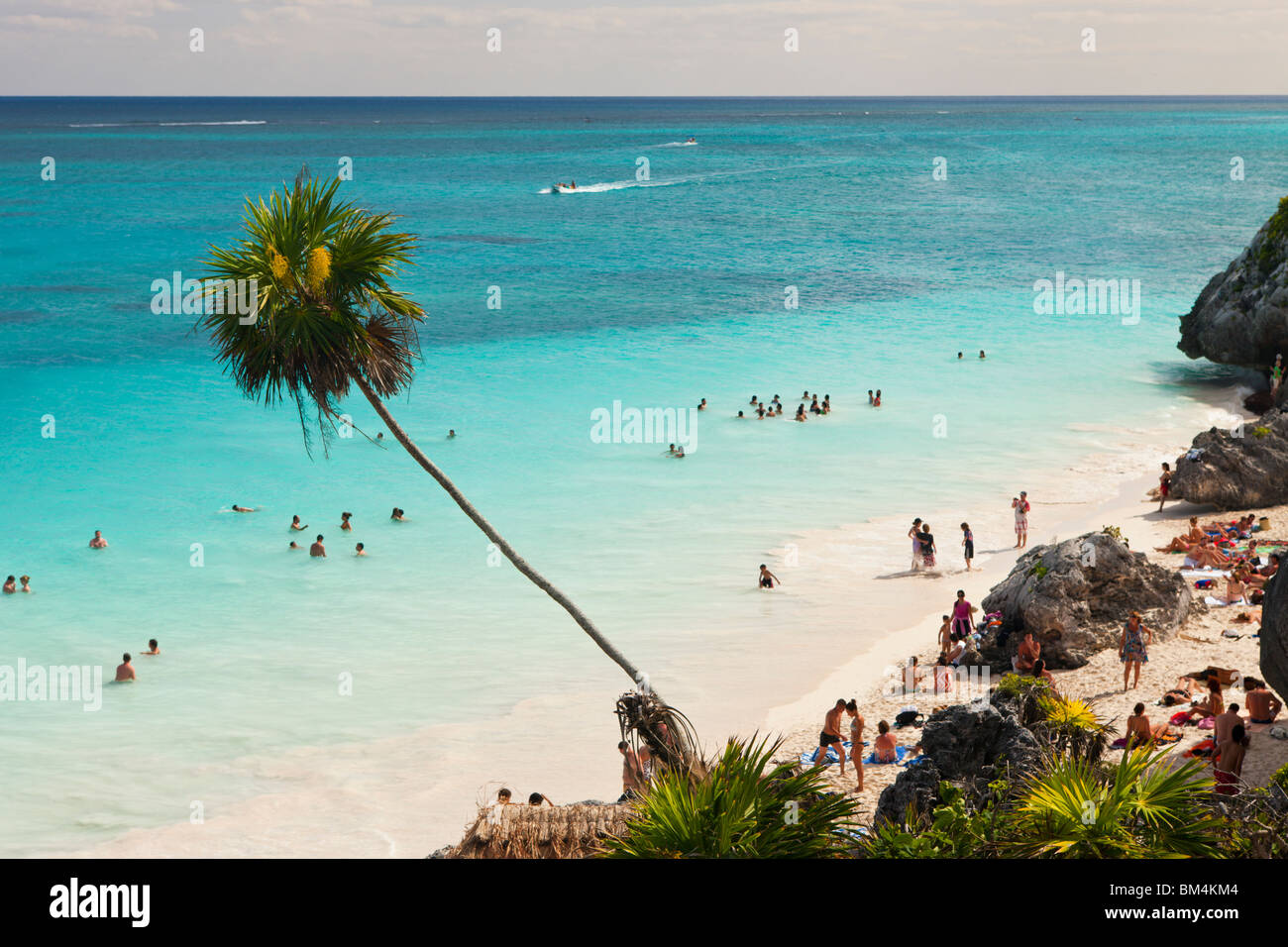 Touristen am Strand von Maya-Ruinen von Tulum, Riviera Maya, Halbinsel Yucatan, Karibik, Mexiko Stockfoto