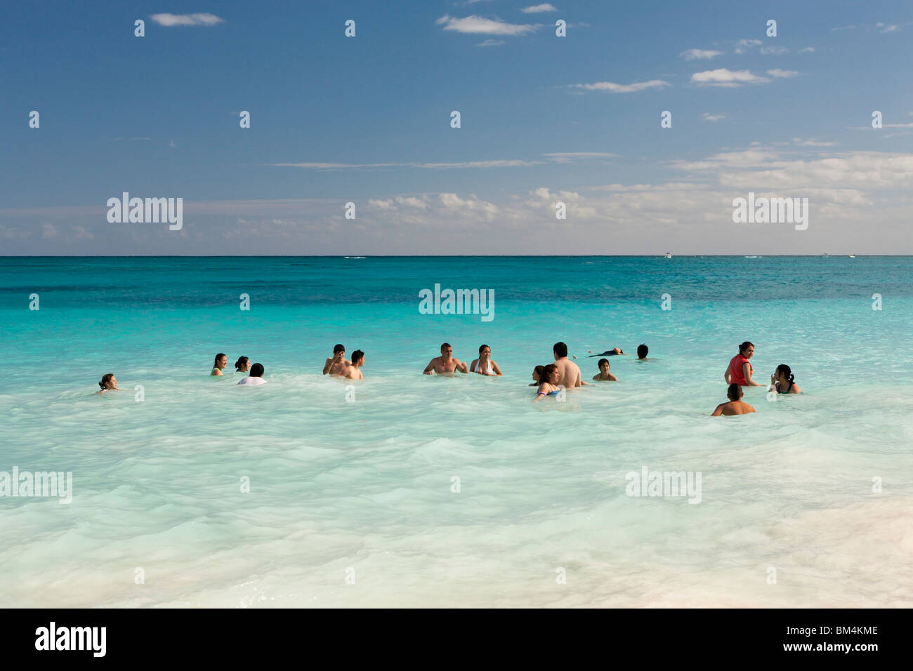 Touristen am Strand von Maya-Ruinen von Tulum, Riviera Maya, Halbinsel Yucatan, Karibik, Mexiko Stockfoto
