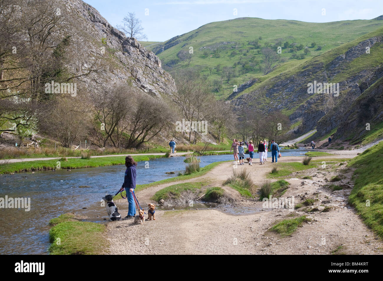 Besucher, die neben der Fluss Dove in Richtung Milldale Stockfoto