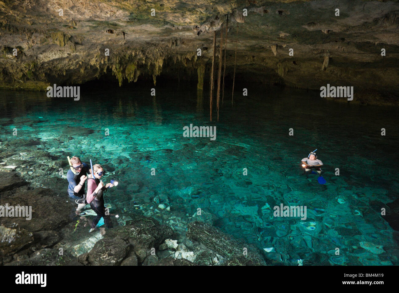 Touristen in Dos Ojos Cenote, Playa del Carmen, Halbinsel Yucatan, Mexiko Stockfoto