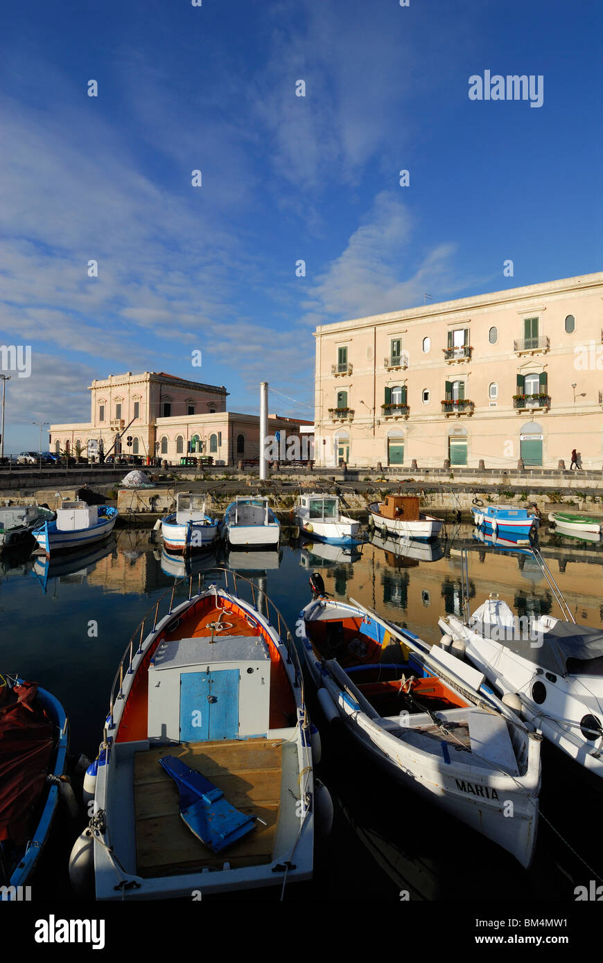 Syrakus / Siracusa. Sizilien. Italien. Ortygia. Fischerboote auf der Darsena. Stockfoto