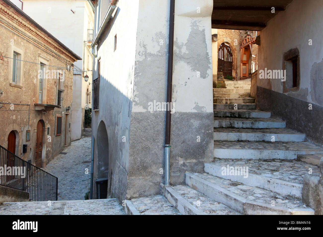 Via Del Archi, Carapelle Calvisio, Abruzzen wo moderne und mittelalterliche treffen Stockfoto