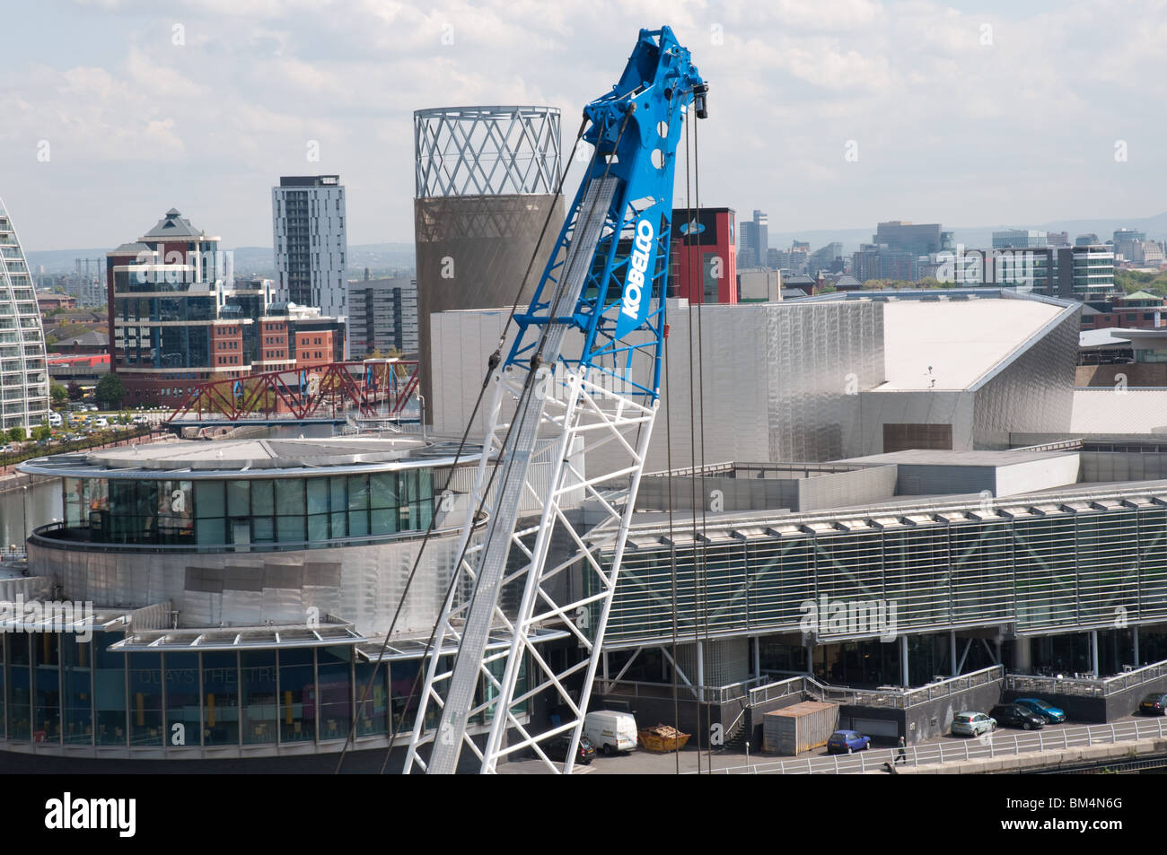 Regeneration Salford.Crane vor dem Hintergrund der Lowry Centre, Salford Quays, Greater Manchester, England. Stockfoto