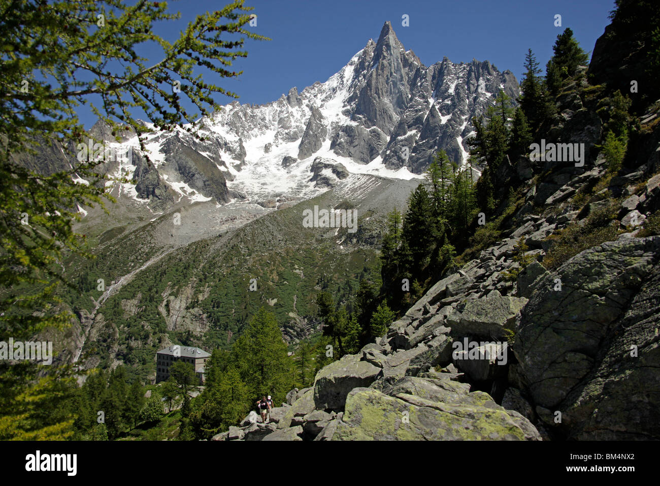 Grand Hotel du Montenvers und Wanderer auf der Aiguille du Dru, ein Doppel erreichte Berg im Mont-Blanc-Massiv in Chamonix Stockfoto