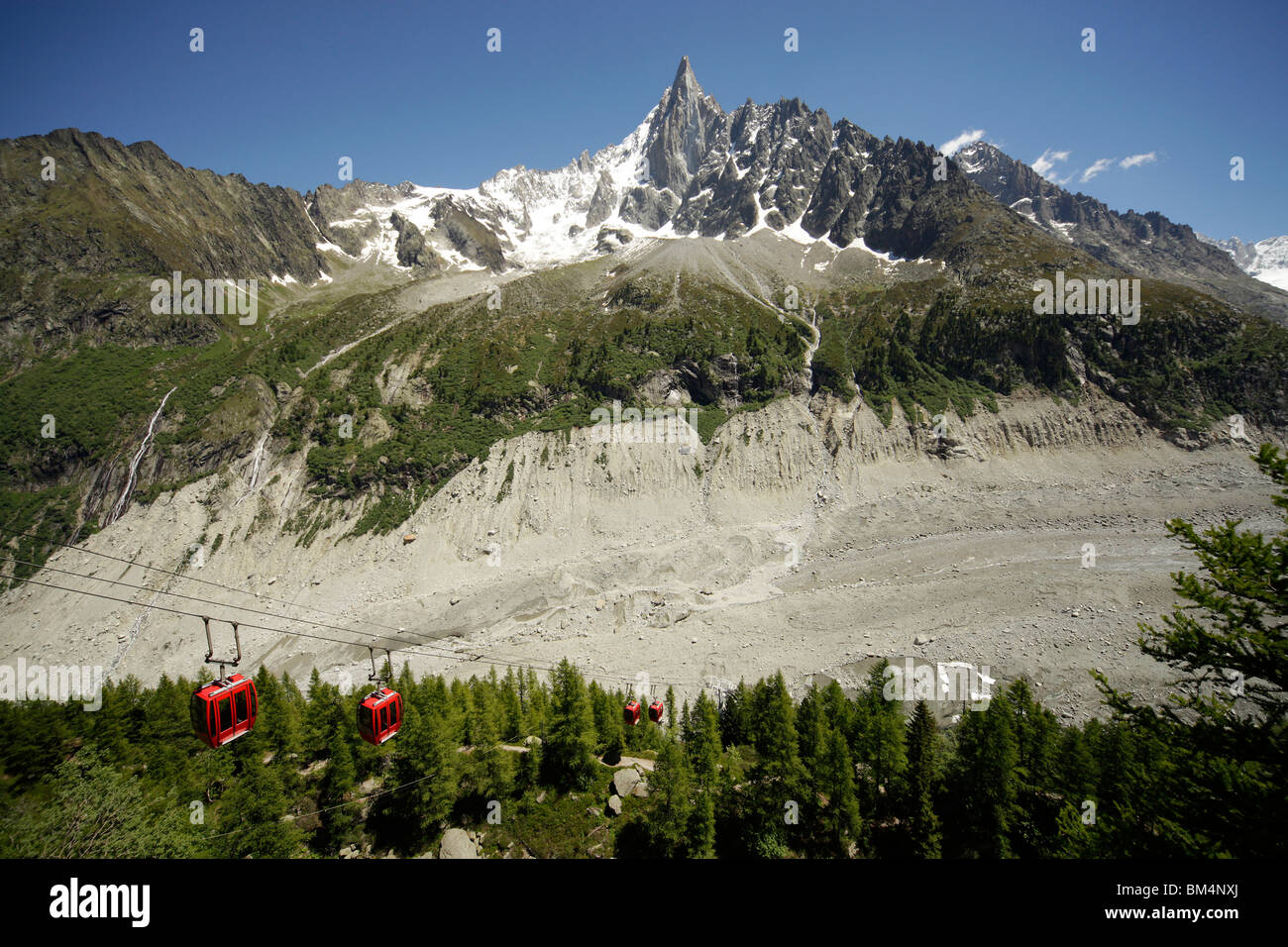 Seilbahn und der Aiguille du Dru, ein Doppel erreichte Berg im Mont-Blanc-Massiv in Chamonix-Mont-Blanc, Frankreich, Europa Stockfoto