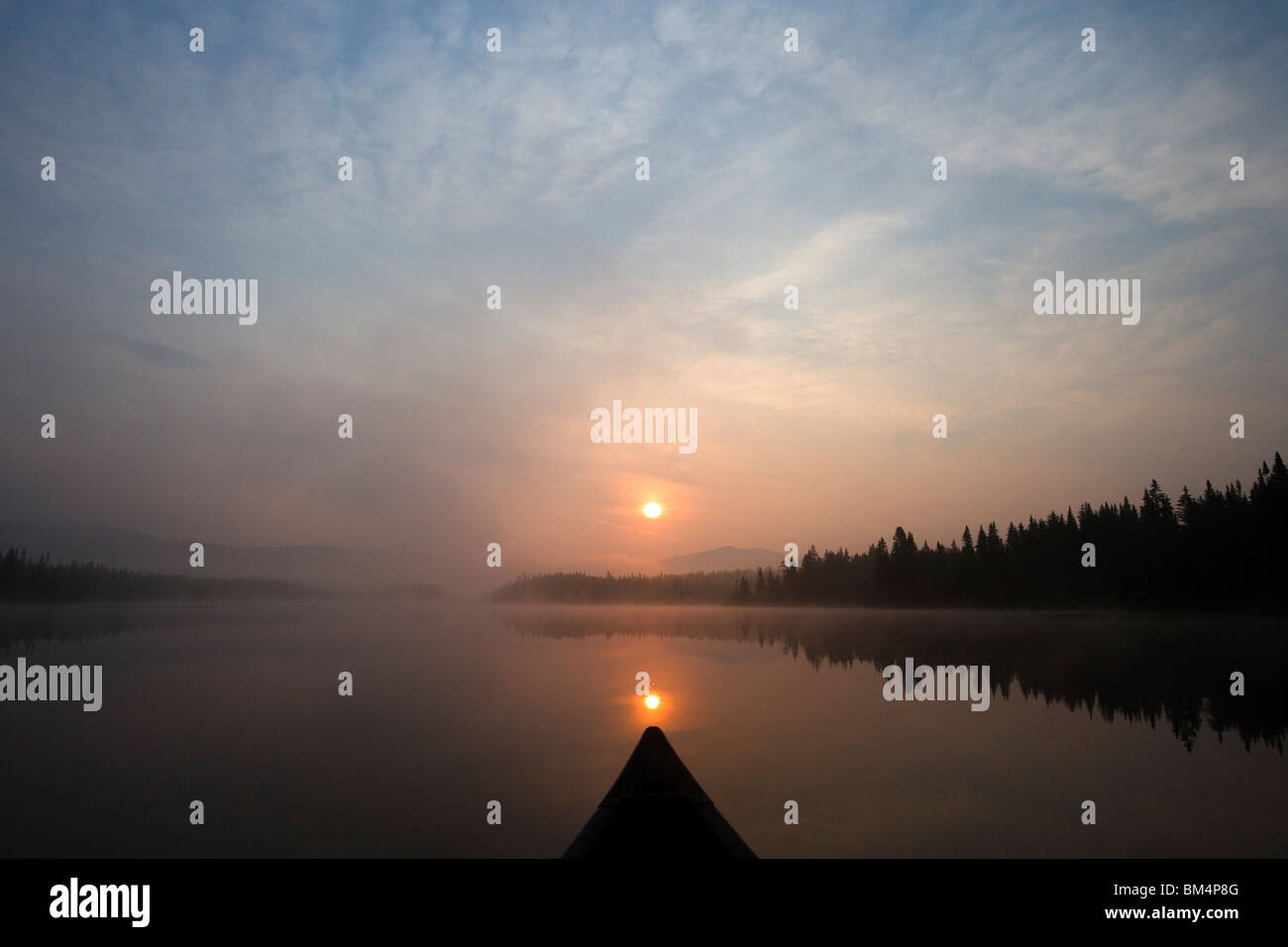 Nebligen Sonnenaufgang am East Inlet, Pittsburg, New Hampshire.  Quellgebiet der Connecticut River Region. Stockfoto