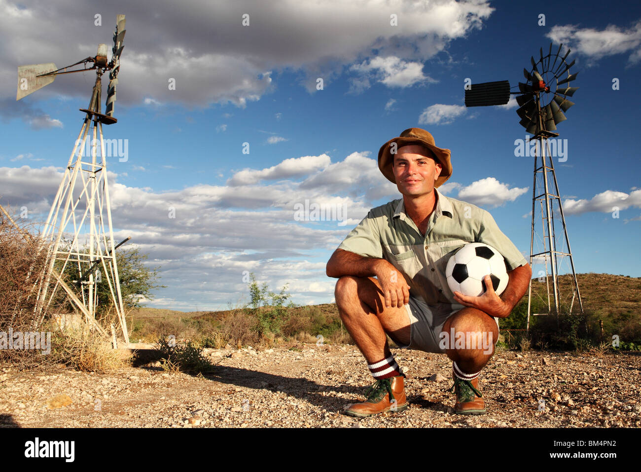 Ein Bauer in Südafrika auf einer Farm ländlichen Umgebung mit Fußball WM Fußball warten Stockfoto