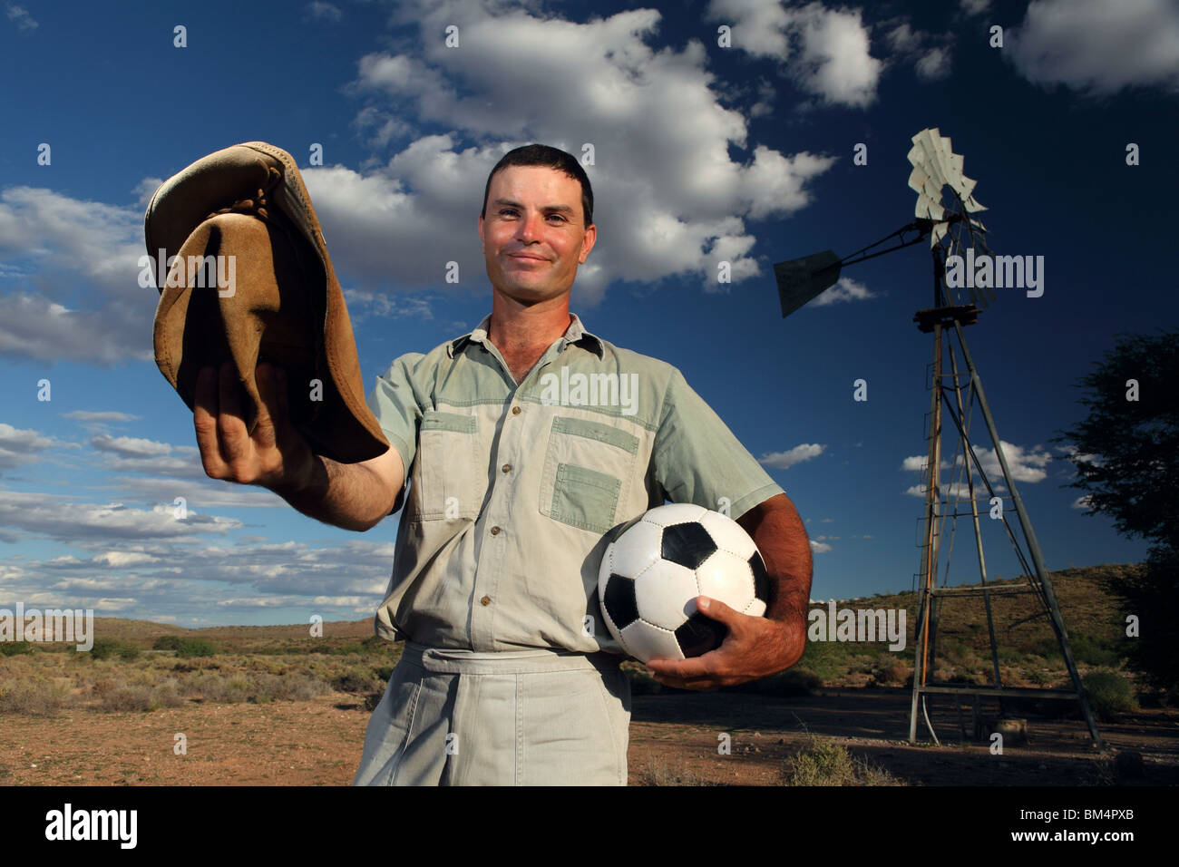 Ein Bauer in Südafrika auf einer Farm ländlichen Umgebung mit Fußball WM Fußball warten Stockfoto