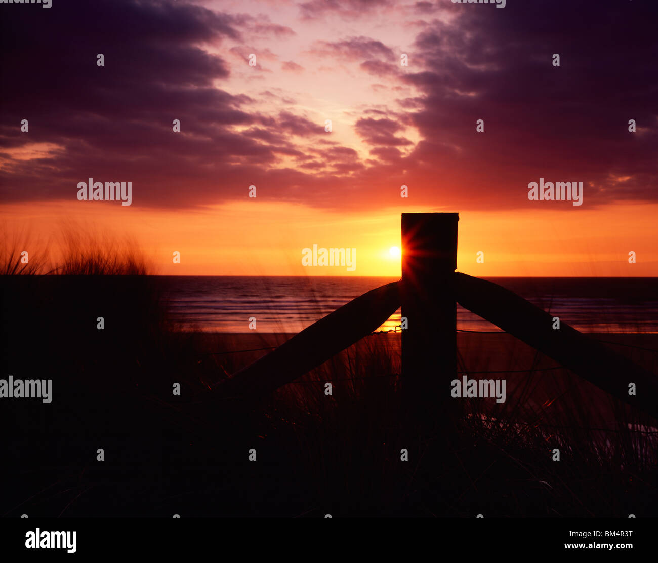 Sonnenuntergang über Westward Ho! Strand an der Küste von North Devon, England. Stockfoto