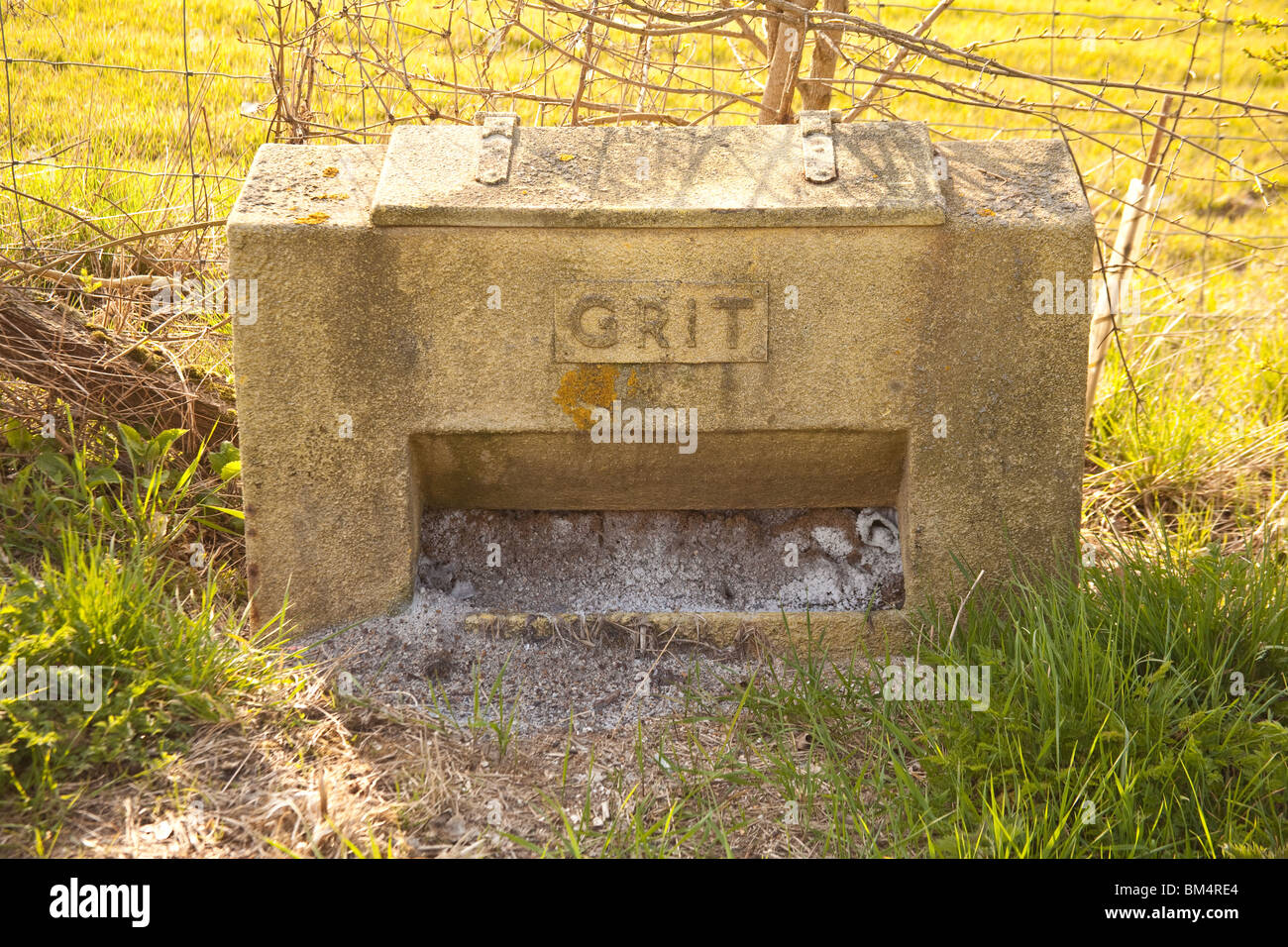 Ein Korn und Salz am Straßenrand Dispenser oder Shop, Hampshire, England. Stockfoto