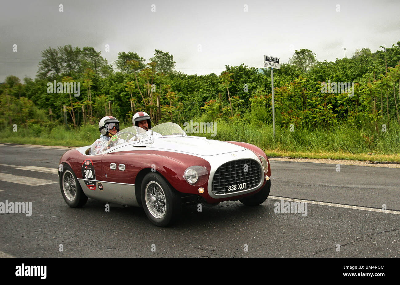 1963 Ferrari 166MM Spider nur außerhalb von Rom während der 2010 Mille Miglia-a frühere Gewinner der Mille Miglia Stockfoto