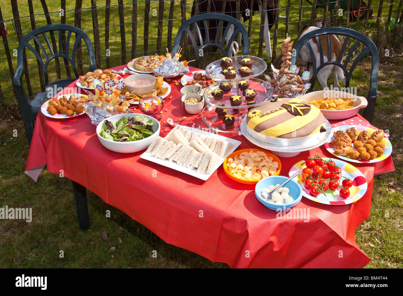 Ein Tisch voller Kinder Party Essen und snacks Stockfoto