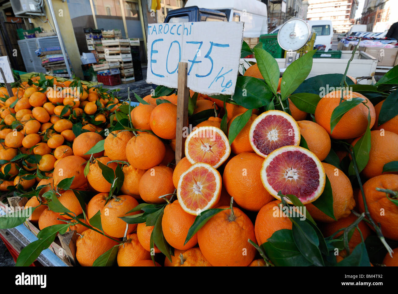 Syrakus / Siracusa. Sizilien. Italien. Ortygia. Sizilianische Tarocco Oranges Angebote auf dem Markt. Stockfoto